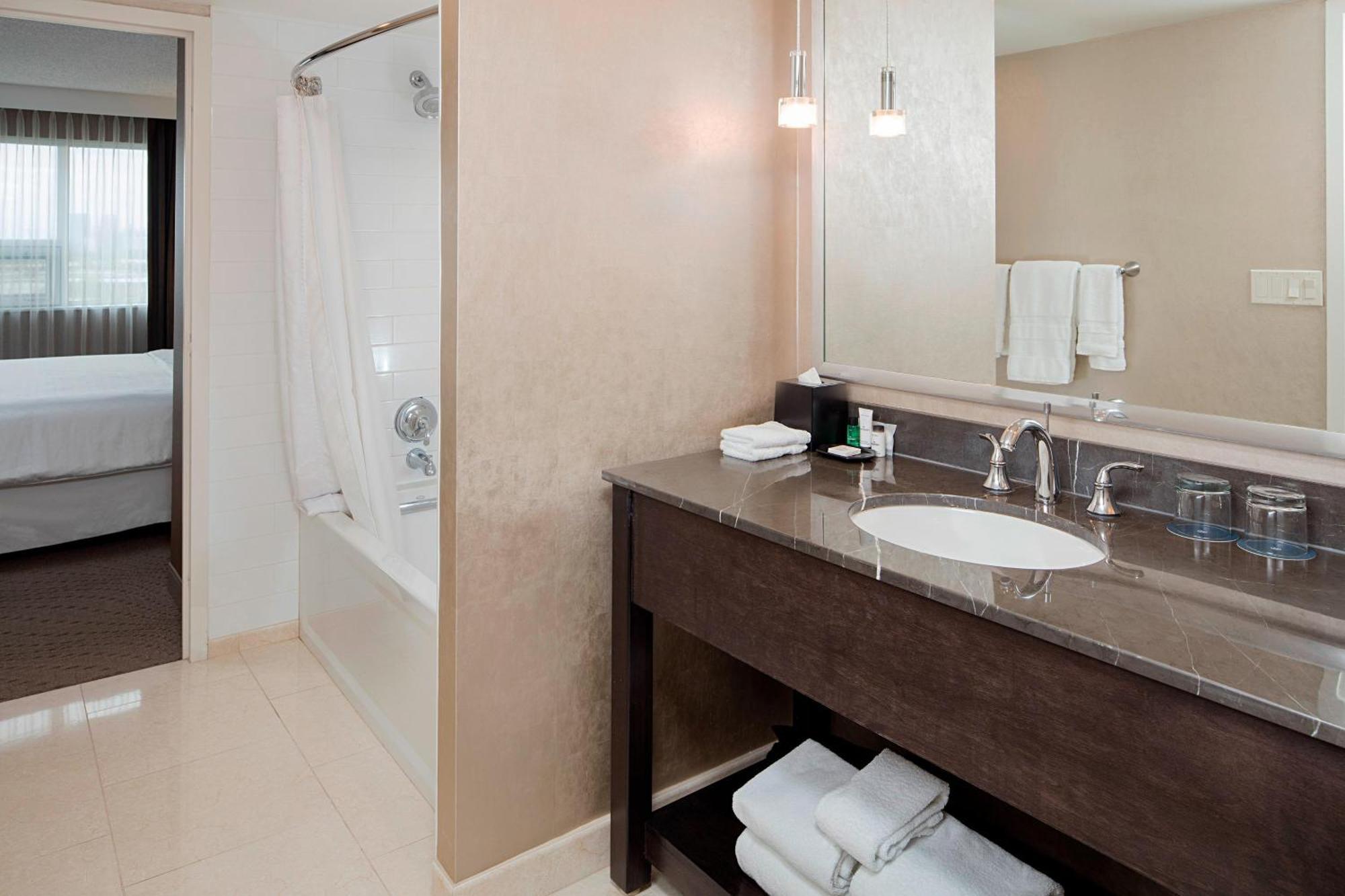 Sheraton Cavalier Calgary Hotel Ngoại thất bức ảnh
